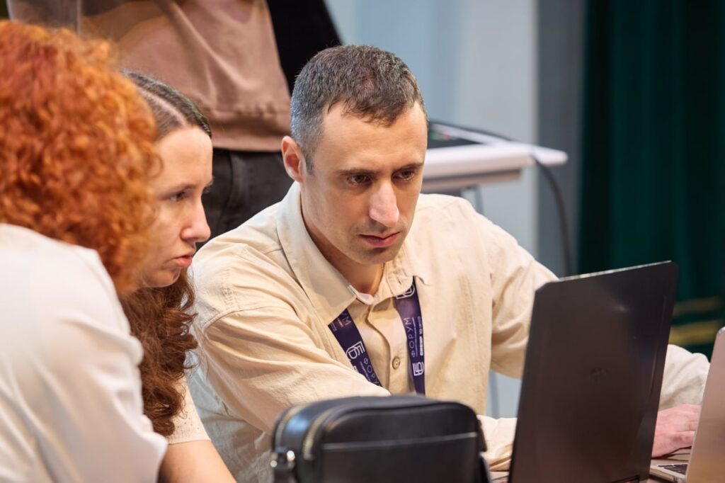Александр Минаков помогает участникам форума работать с AI-инструментами